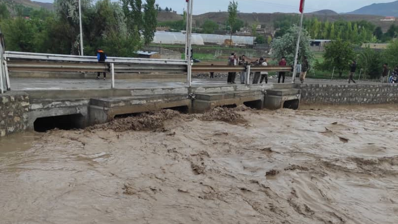 امداد رسانی به 20 سرنشین خودروهای گرفتار شده در سیلاب شهرستان فریمان